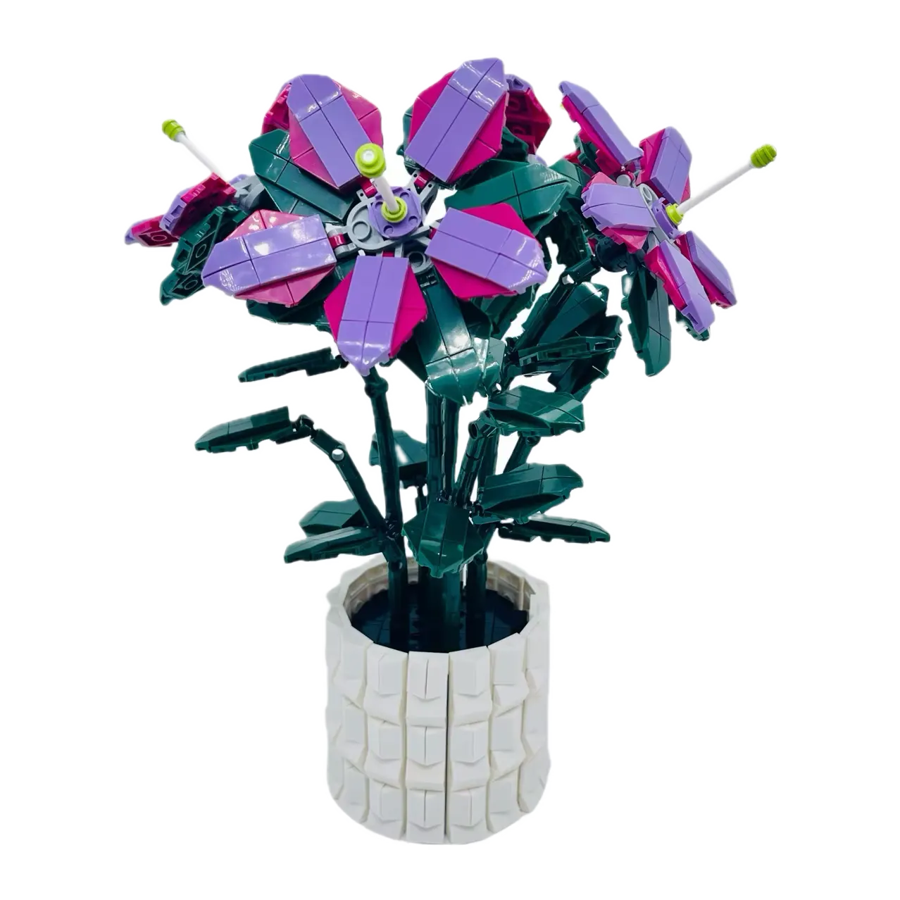 Fleurs violettes en briques dans un pot blanc